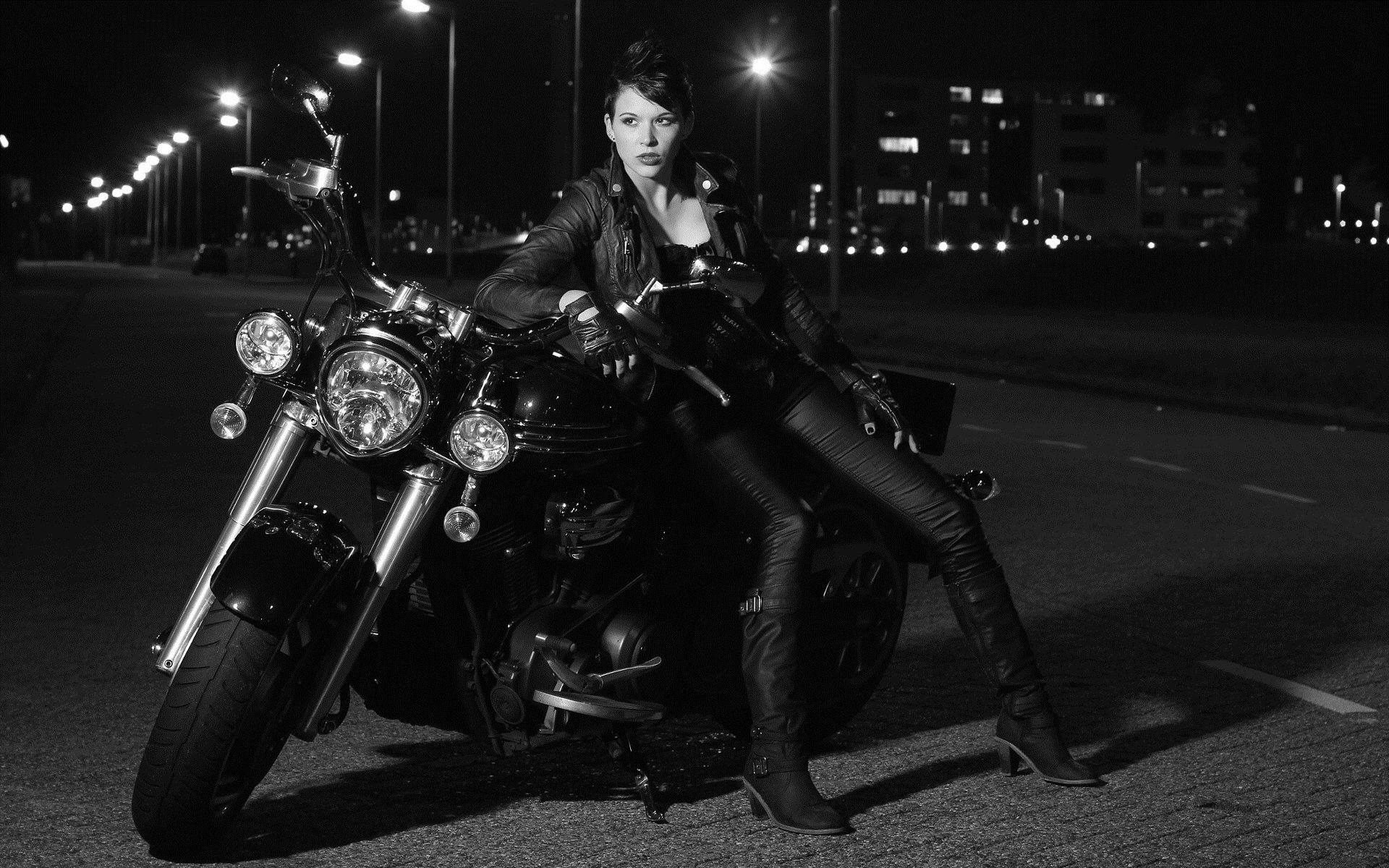 Photo Beautiful girls and motorcycles in Kishinev