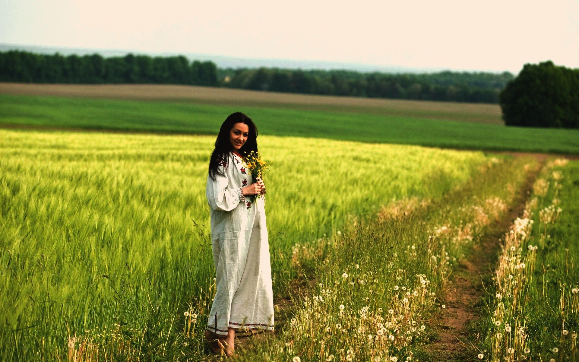 Women in Slavic costumes in Kishinev