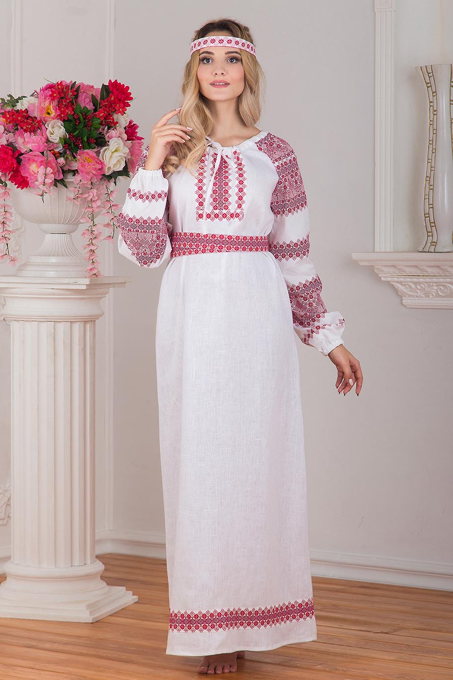 Women in Slavic costumes in Kishinev