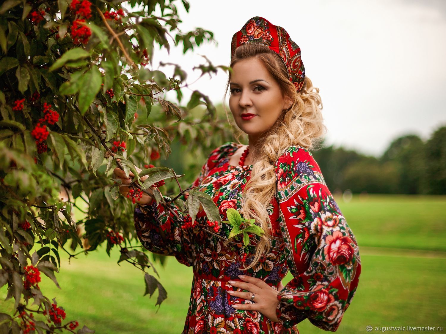 Women in Slavic costumes in Kishinev