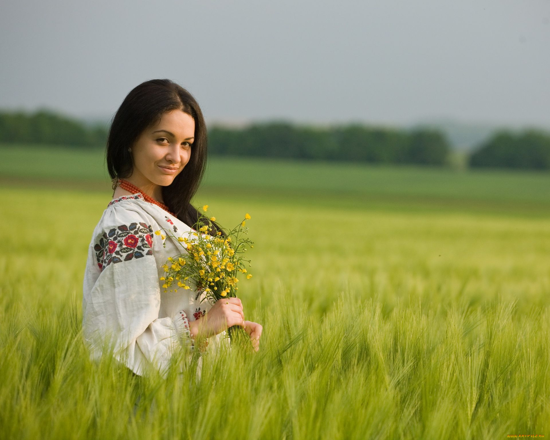 Women in Slavic costumes in Kishinev