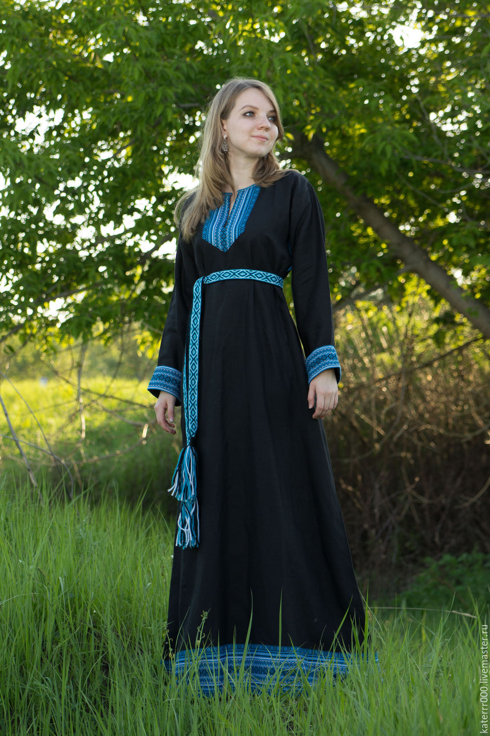 Women in Slavic costumes in Kishinev