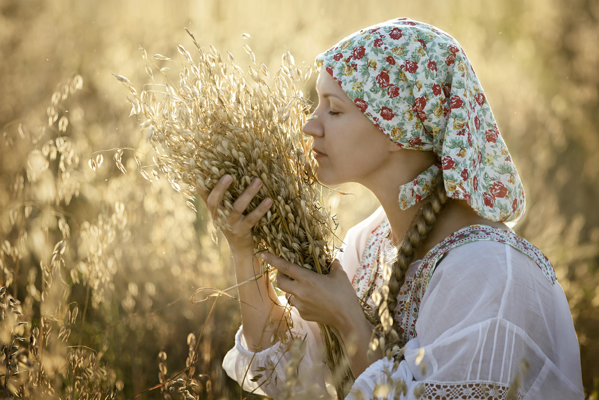 Photo Women in Slavic costumes in Kishinev