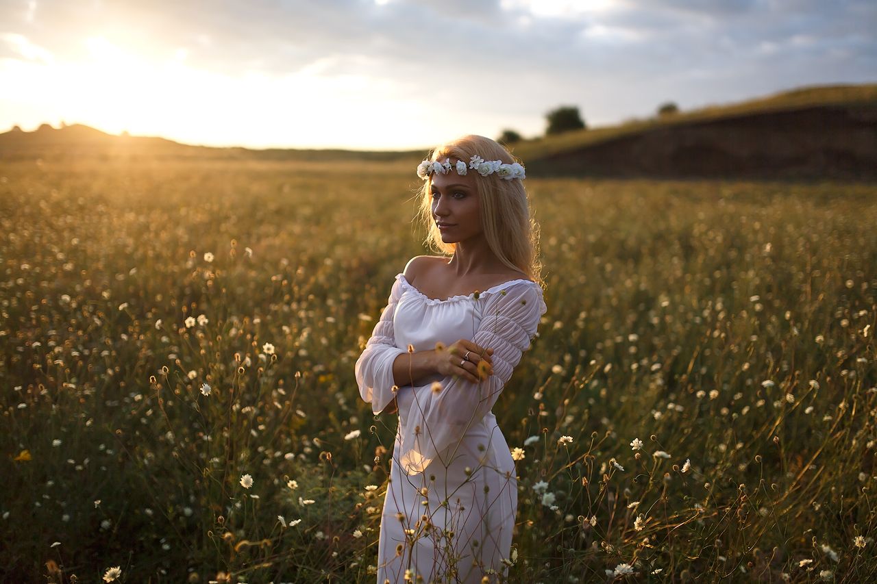 Girls in Slavic costumes in Kishinev