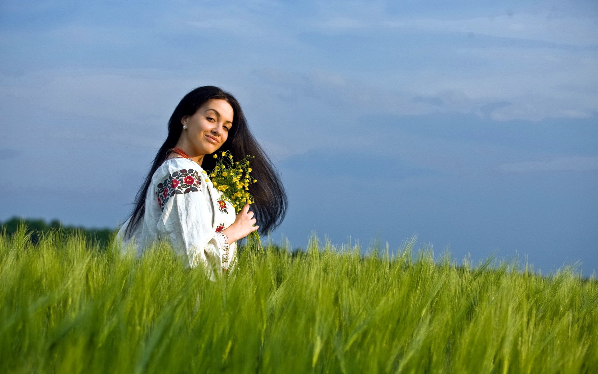 Girls in Slavic costumes in Kishinev