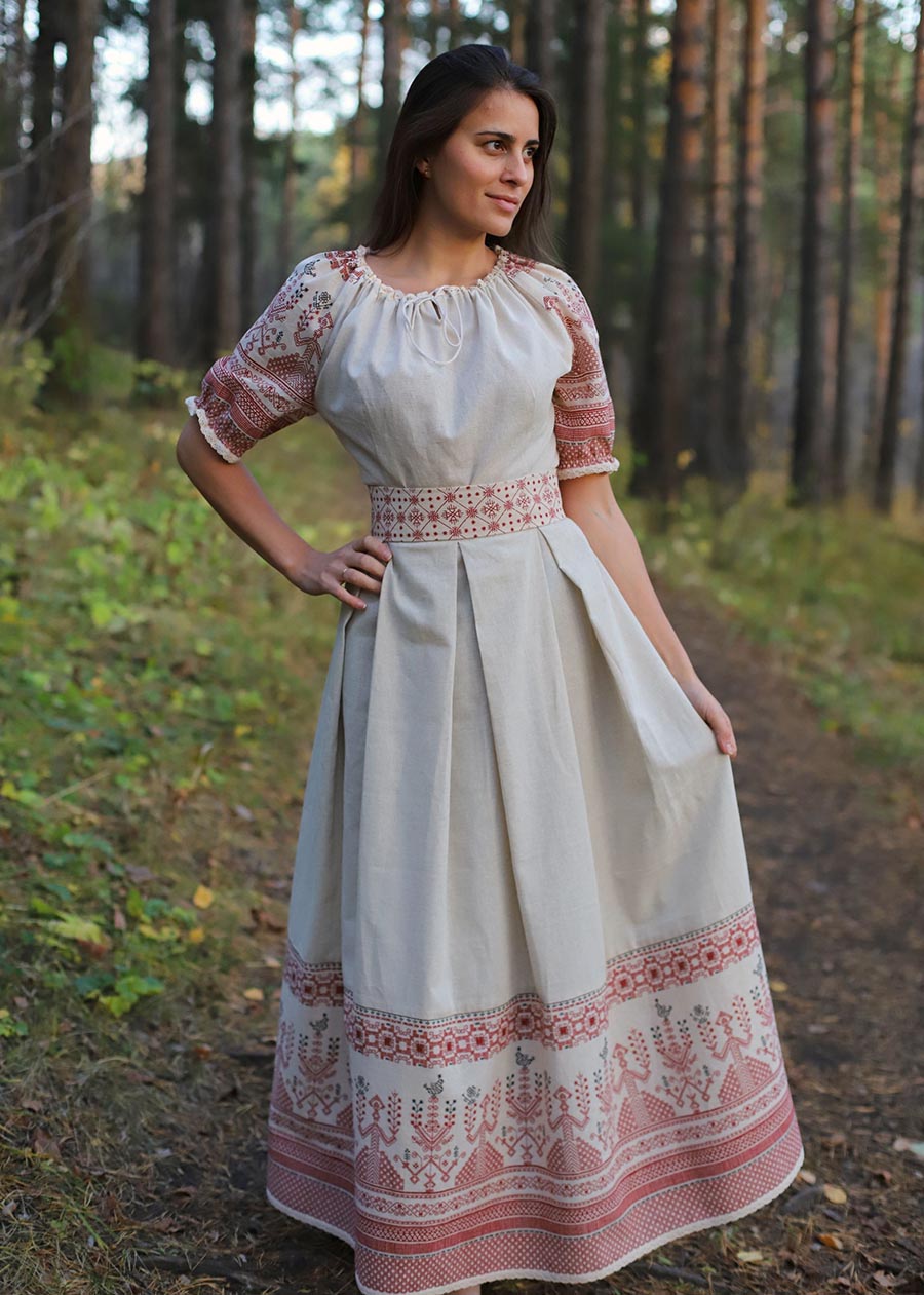 Girls in Slavic costumes in Kishinev
