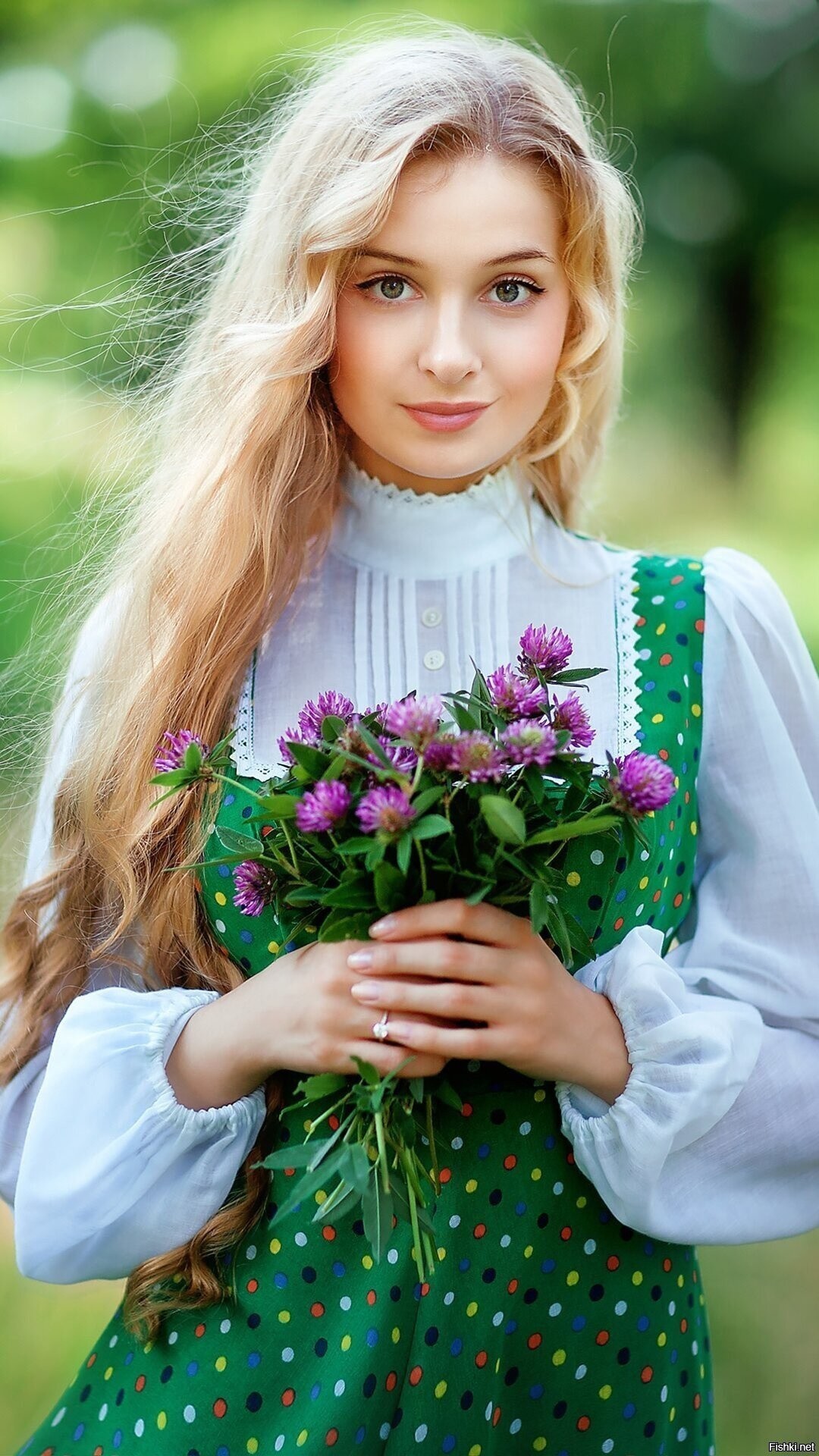 Girls in Slavic costumes in Kishinev